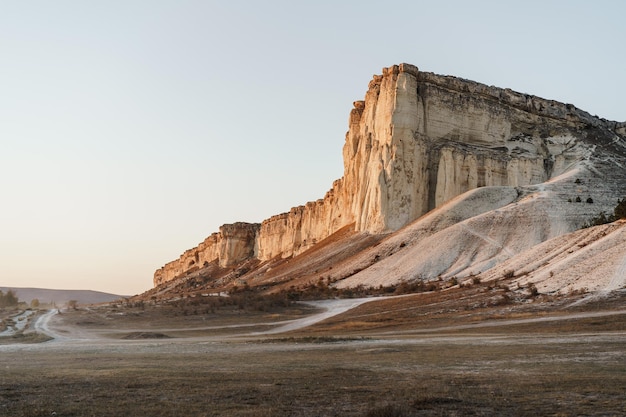 Bella roccia bianca e campo in una vista panoramica del tramonto