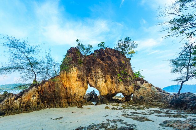 Bella roccia vicino alla spiaggia. Vista sul mare dell&#39;isola di Koh Phayam o di Phayam, provincia di Ranong, Thaland