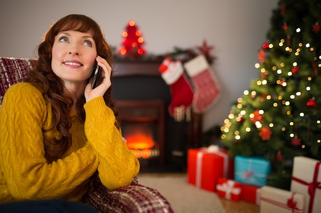 Bella rossa al telefono a Natale