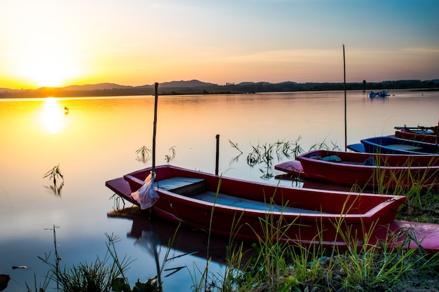 Bella scena al tramonto con barche da pesca.