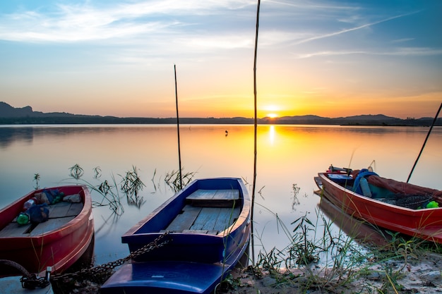 Bella scena al tramonto con barche da pesca.