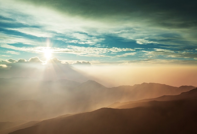 Bella scena dell'alba sul vulcano Haleakala, isola di Maui, Hawaii