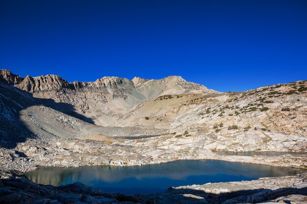 Bella scena della natura nelle montagne primaverili. Paesaggi della Sierra Nevada.