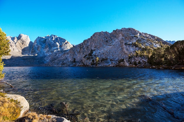 Bella scena della natura nelle montagne primaverili. Paesaggi della Sierra Nevada.