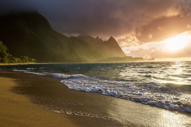 Bella scena in Tunnels Beach sull'isola di Kauai, Hawaii, USA