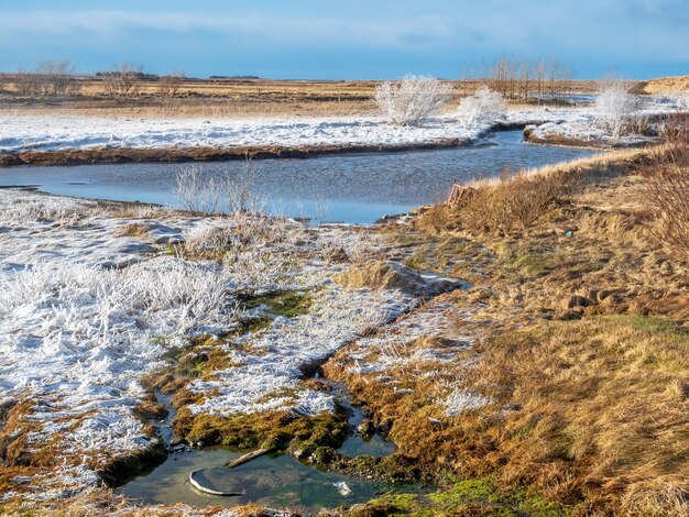 Bella scena intorno all'energia termica sotterranea di Deildartunguhver per molte città in Islanda