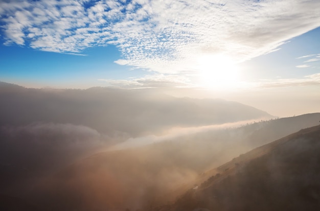 Bella scena mattutina in montagna. Nebbia all'alba.