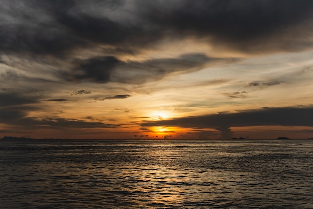 Bella scena naturale del tramonto sull'oceano