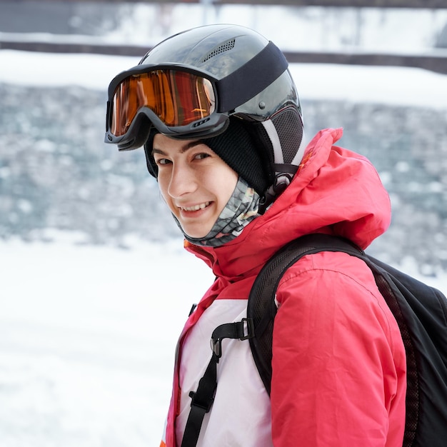 Bella sciatrice femminile in piedi all'aperto il giorno d'inverno