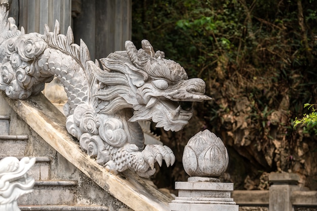 Bella scultura del drago in tempio buddista in Trang An, Ninh Binh, Vietnam