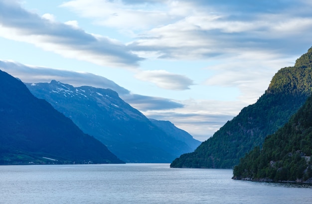 Bella serata vista sull'Hardangerfjord (Odda, Norvegia).