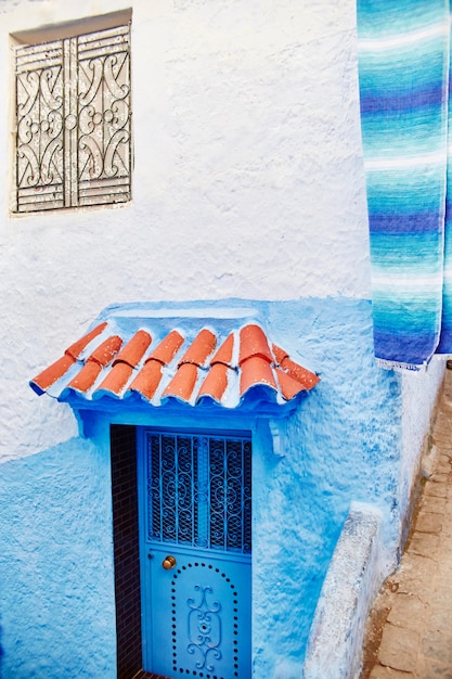 Bella serie diversificata di porte blu della città blu di Chefchaouen in Marocco