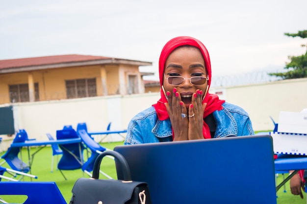 Bella signora africana emozionata per quello che ha visto sul suo laptop