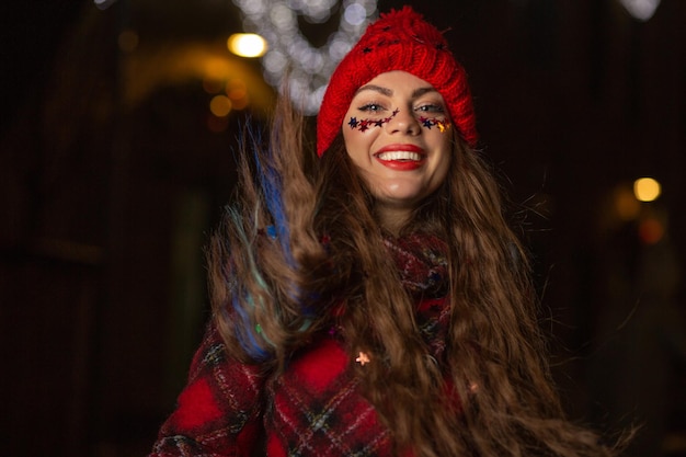 Bella signora che cammina alla vigilia di capodanno in città