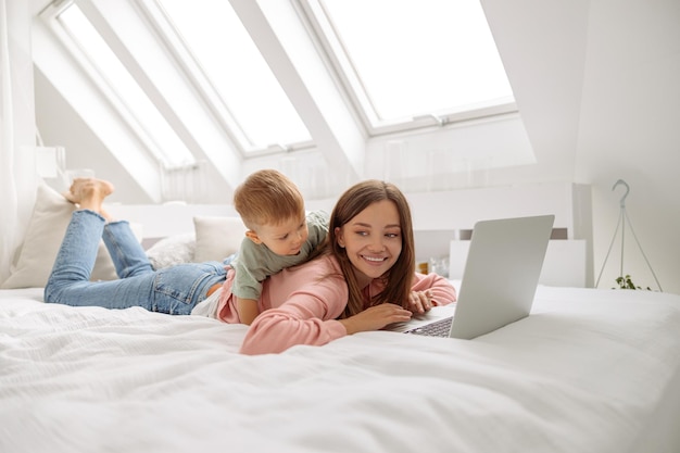 Bella signora che lavora con il laptop a casa