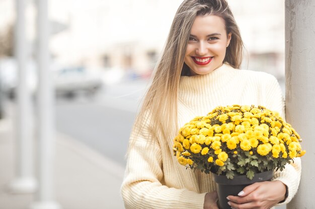 Bella signora con fiori gialli