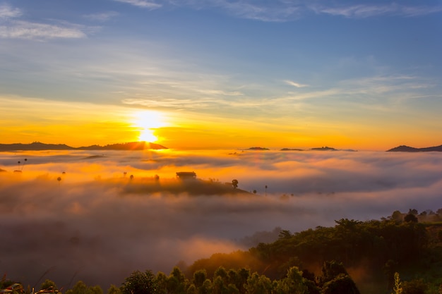 Bella sistemazione nel mezzo della nebbia a Khao Kho, provincia di Phetchabun, Thailandia.