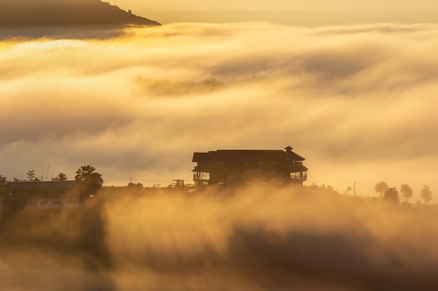 Bella sistemazione nel mezzo della nebbia a Khao Kho, provincia di Phetchabun, Thailandia.