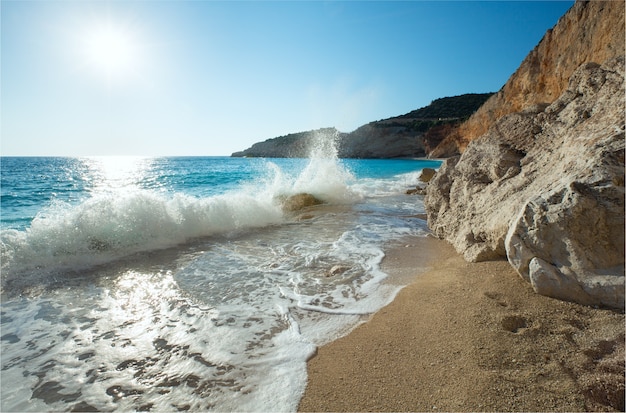 Bella spiaggia bianca di Porto Katsiki di estate sul Mar Ionio (Lefkada, Grecia) con il sole in sky