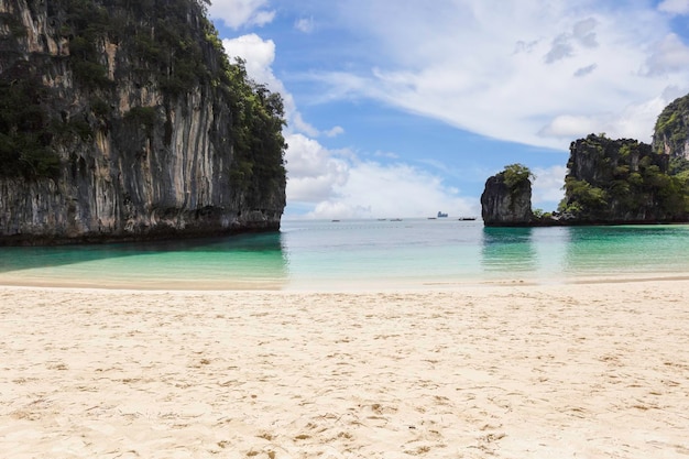 Bella spiaggia bianca tropicale con cielo blu e mare verde sulle isole Koh Hong nel Mare delle Andamane al largo della costa di Krabi Thailandia