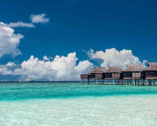 Bella spiaggia con bungalow sull'acqua