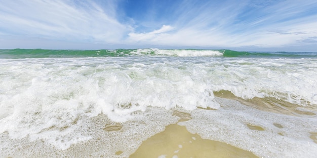 Bella spiaggia con cielo nuvoloso blu come bandiera larga della natura astratta Paesaggio scenico con