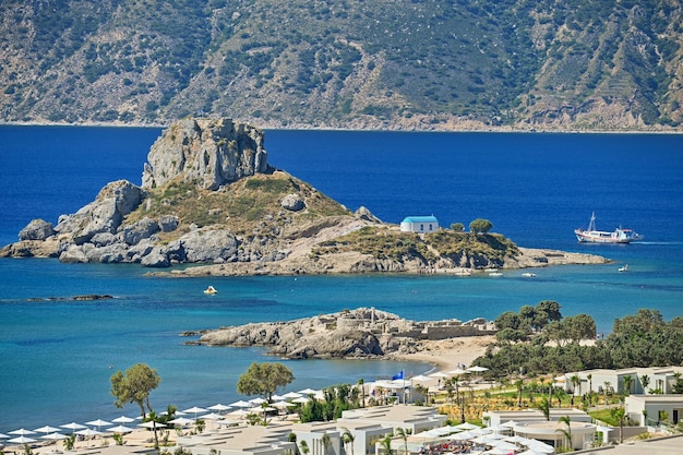 Bella spiaggia con mare nella località turistica Grecia isola di Kos Bellissimo concetto per le vacanze estive Sfondo colorato naturale