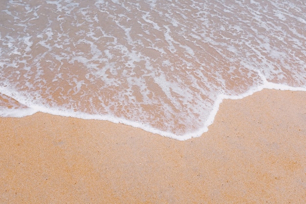 Bella spiaggia con piede stampato in sabbia. Viaggi, concetti di vacanza.