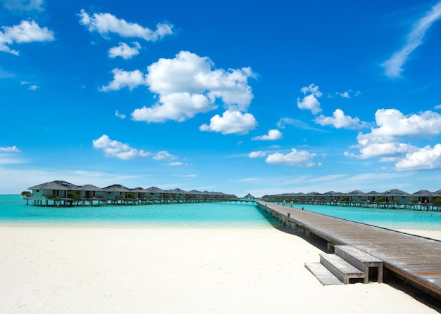 Bella spiaggia con sabbia bianca oceano blu cielo con nuvole Giornata di sole Maldive paesaggio tropicale