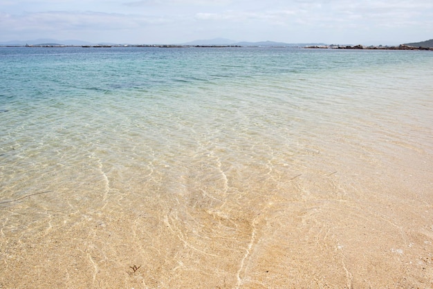 Bella spiaggia con sabbia bianca