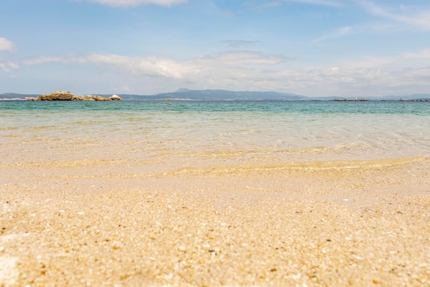 Bella spiaggia con sabbia bianca