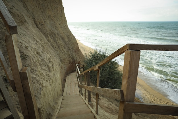 Bella spiaggia con scogliera di argilla