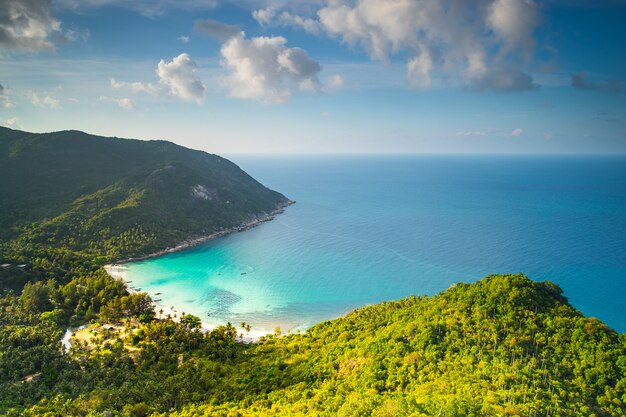 Bella spiaggia della bottiglia sull'isola Tailandia di Phangan