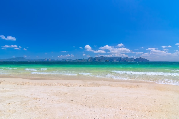 Bella spiaggia di sabbia bianca e chiaro cielo a Krabi Thailandia