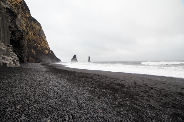 Bella spiaggia di sabbia nera vulcanica in Dyrholaey, Islanda.