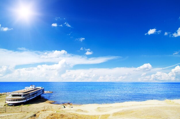 bella spiaggia e mare tropicale