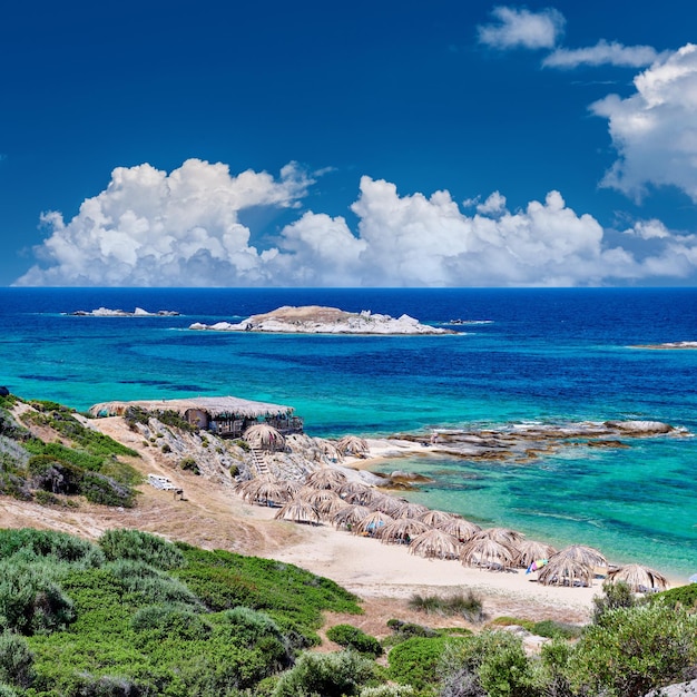 Bella spiaggia e paesaggio costiero roccioso in Grecia