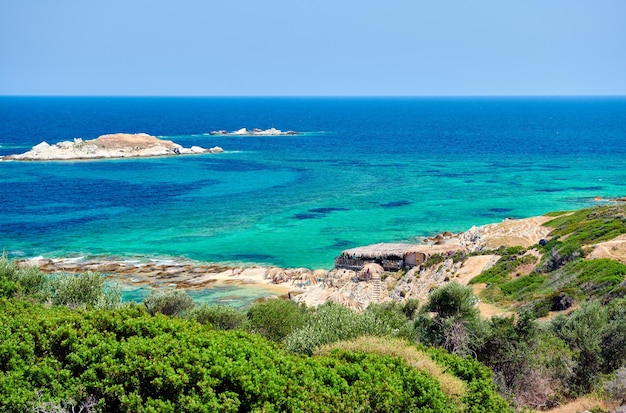 Bella spiaggia e paesaggio costiero roccioso in Grecia