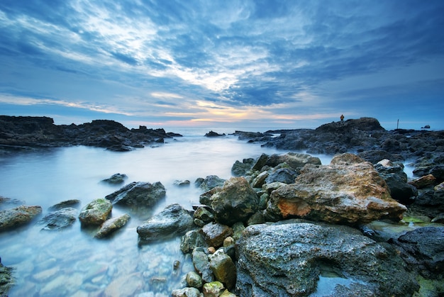 Bella spiaggia rocciosa con il mare calmo