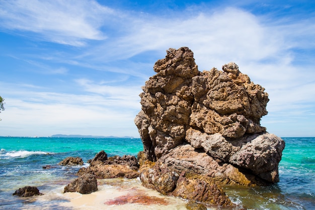 Bella spiaggia rocciosa sul mare.