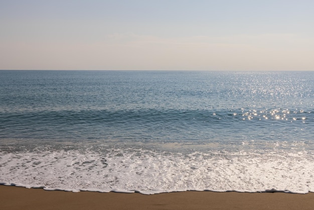 Bella spiaggia sabbiosa e onde del mare