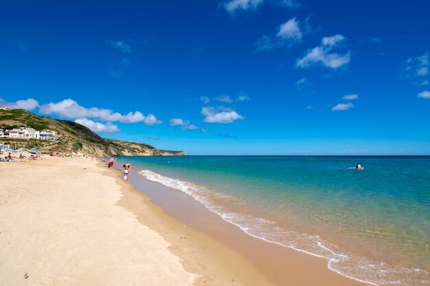 Bella spiaggia sulla costa della regione dell'Algarve in Portogallo