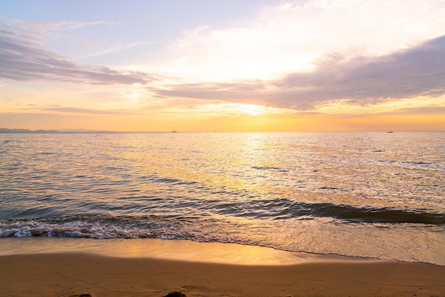 Bella spiaggia tropicale e mare con cielo crepuscolare