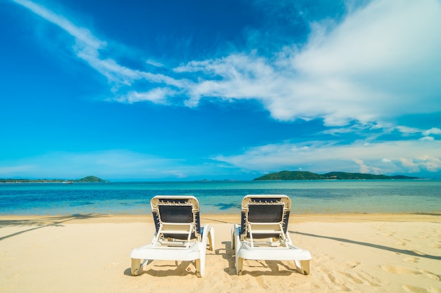 Bella spiaggia tropicale e mare con palme da cocco e sedia in isola paradiso