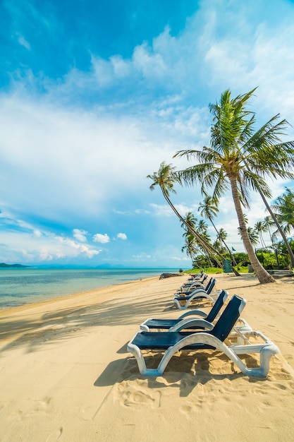 Bella spiaggia tropicale e mare con palme da cocco e sedia in isola paradiso