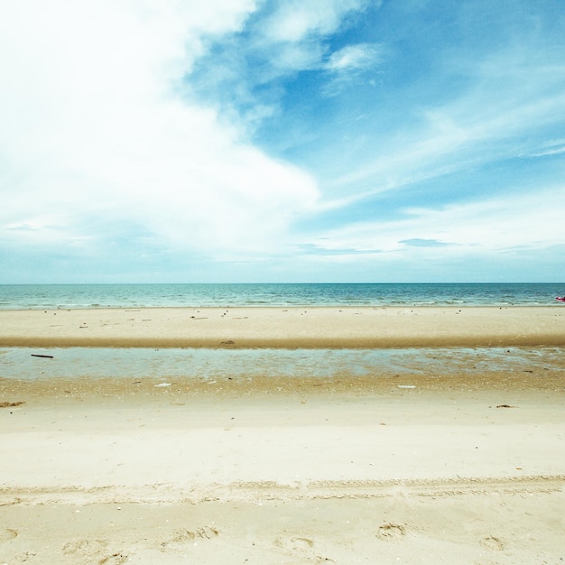 bella spiaggia tropicale e onde del mare e cielo blu durante il giorno d'estate