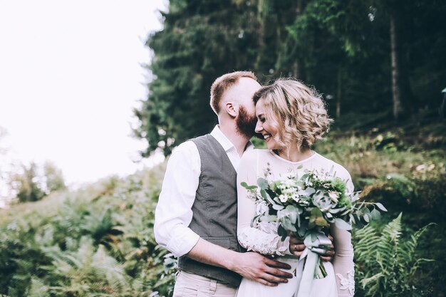 Bella splendida sposa in posa per lo sposo e divertirsi, cerimonia di lusso in montagna