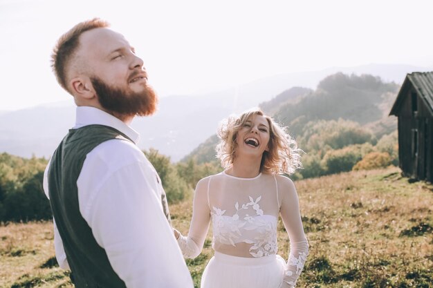 Bella splendida sposa in posa per lo sposo e divertirsi, cerimonia di lusso in montagna