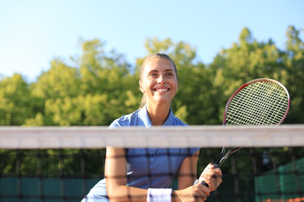 Bella sportiva con racchetta al campo da tennis. Uno stile di vita sano.