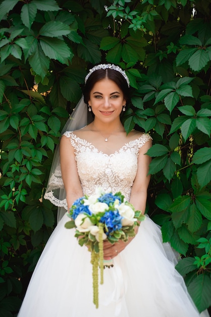 Bella sposa all'aperto in una foresta.